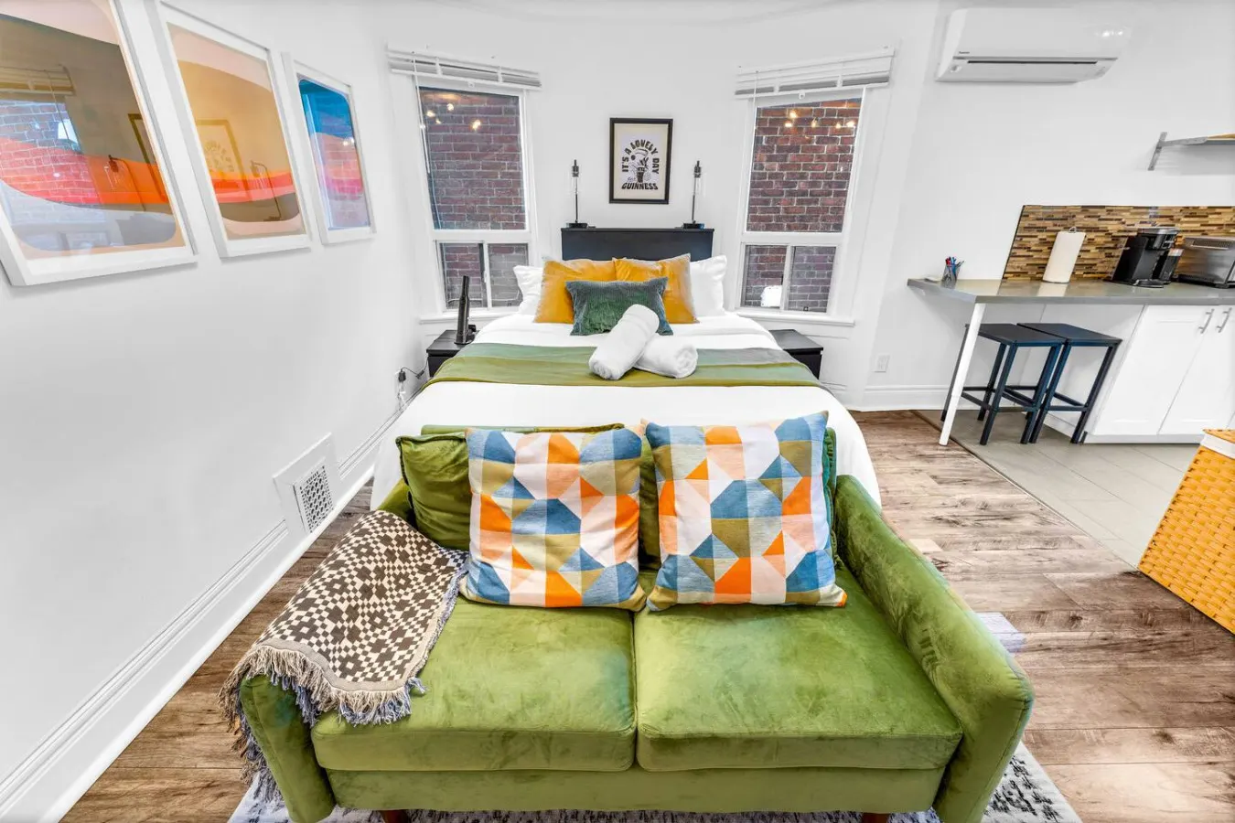 Bright Beachside Studio Walk to Woodbine Beach 7