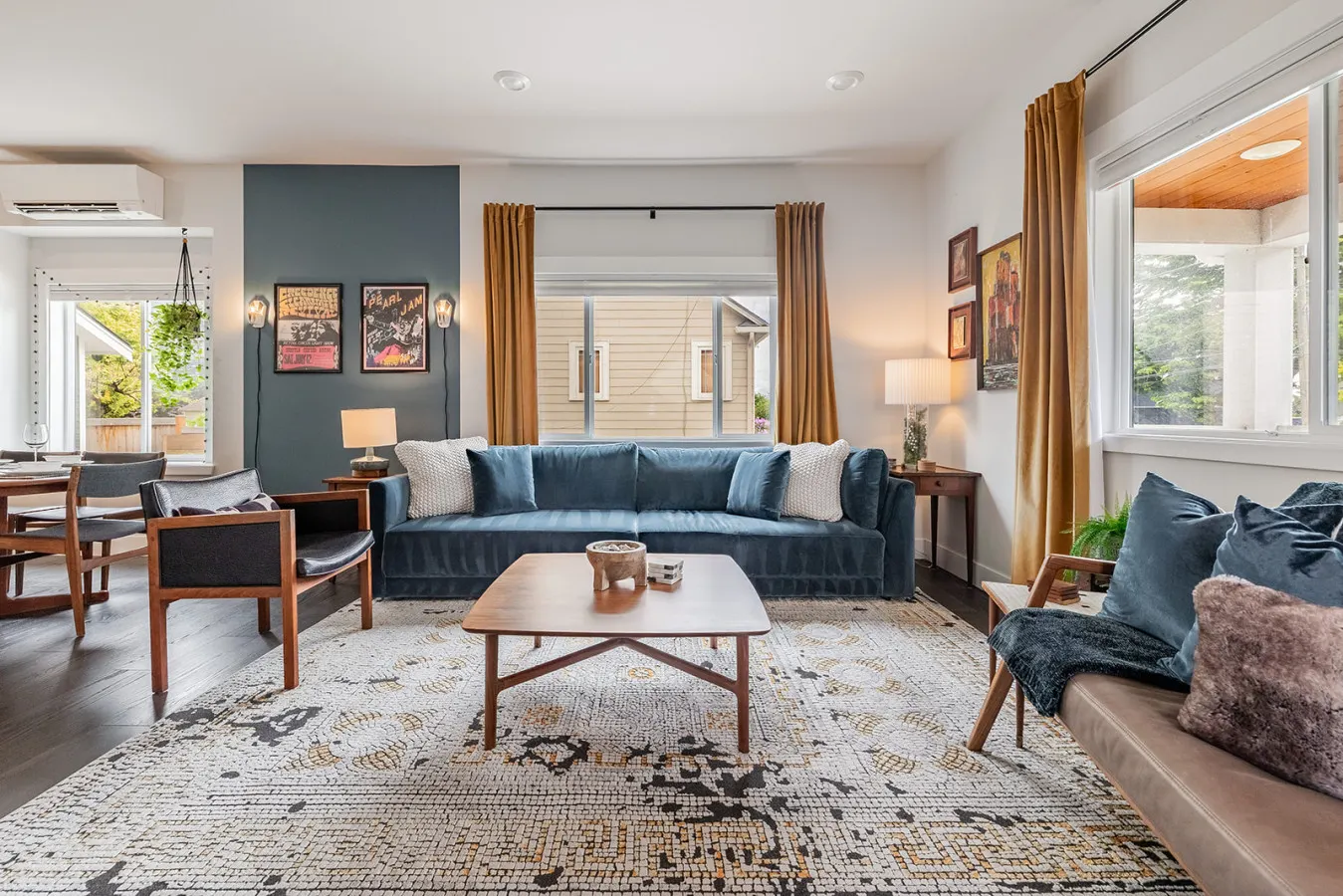Ballard Craftsman | Sleeps 10 | A/C, BBQ & Firepit