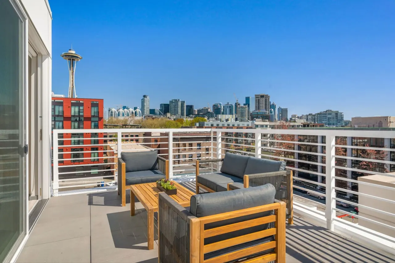Penthouse 2BD Apt |360 Seattle Views!