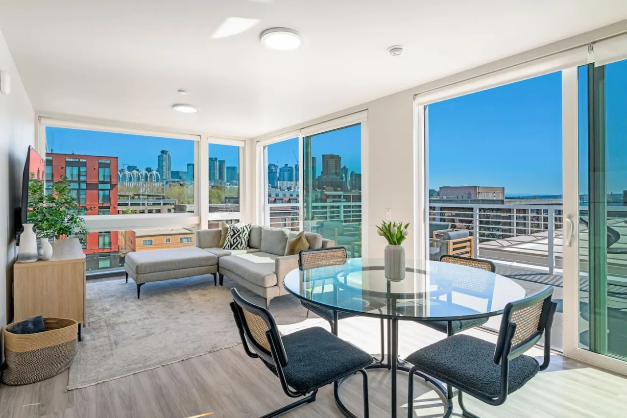 Penthouse 2BD Apt 360 Seattle Views! 2