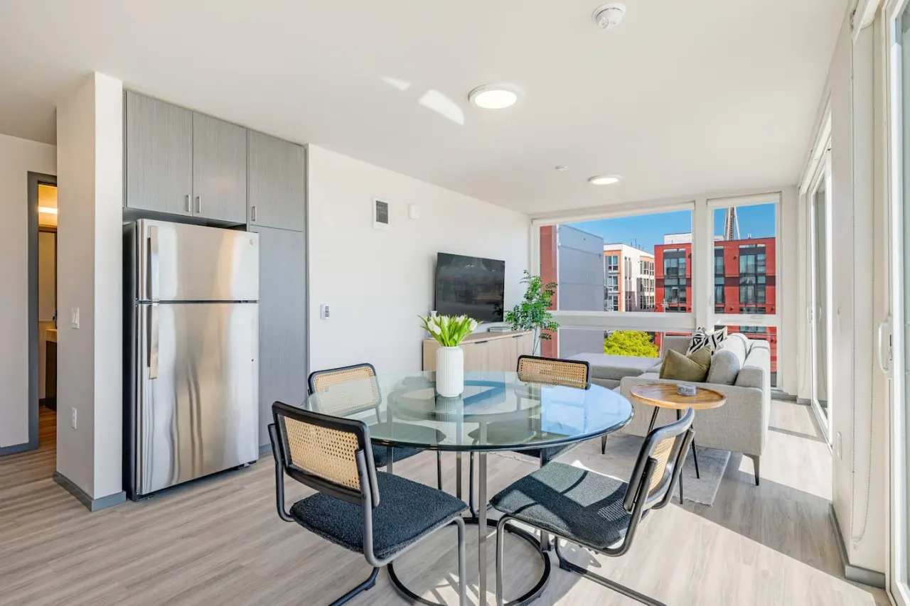 Penthouse 2BD Apt 360 Seattle Views! 9