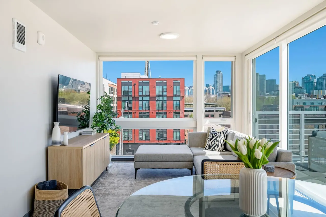 Penthouse 2BD Apt 360 Seattle Views! 10