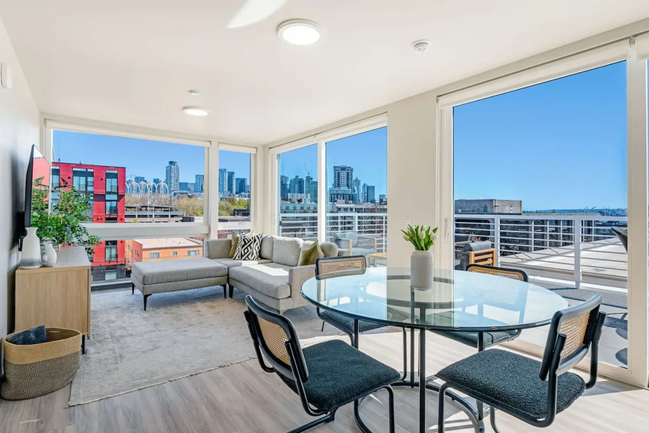 Penthouse 2BD Apt 360 Seattle Views! 11