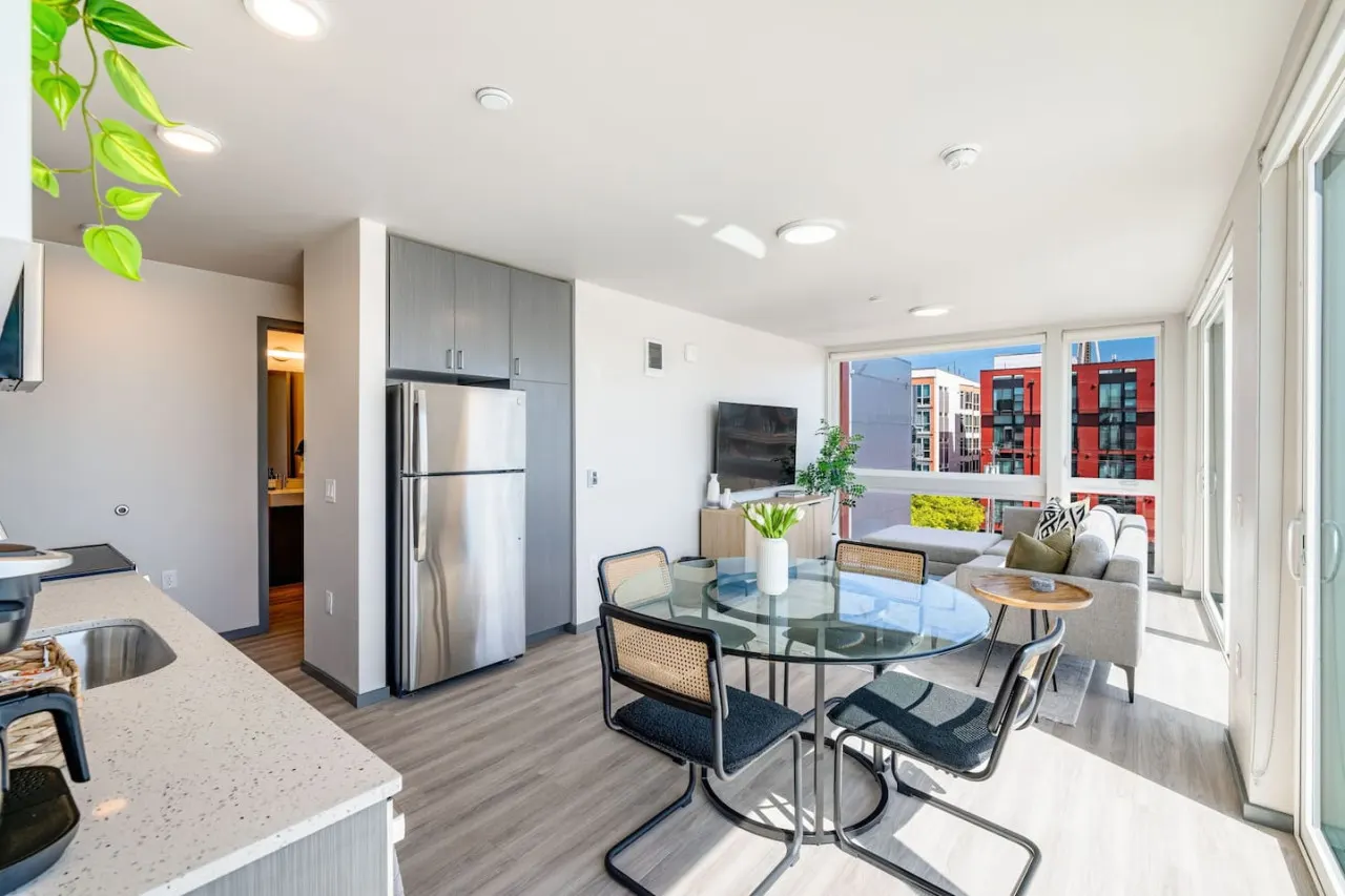 Penthouse 2BD Apt 360 Seattle Views! 15