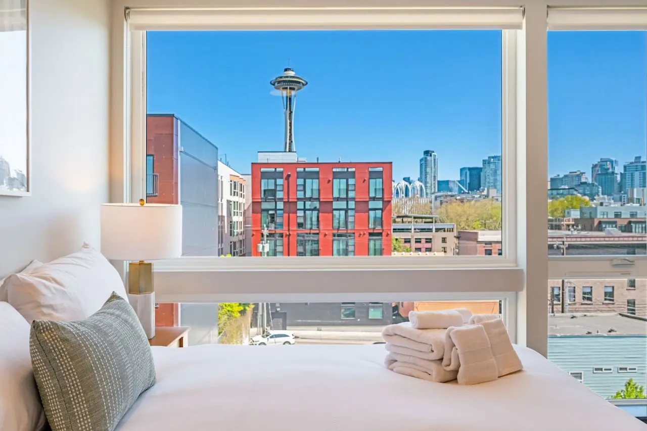 Penthouse 2BD Apt 360 Seattle Views! 3