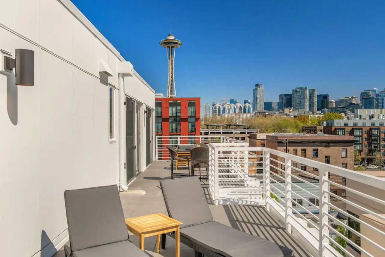 Penthouse 2BD Apt 360 Seattle Views! 4