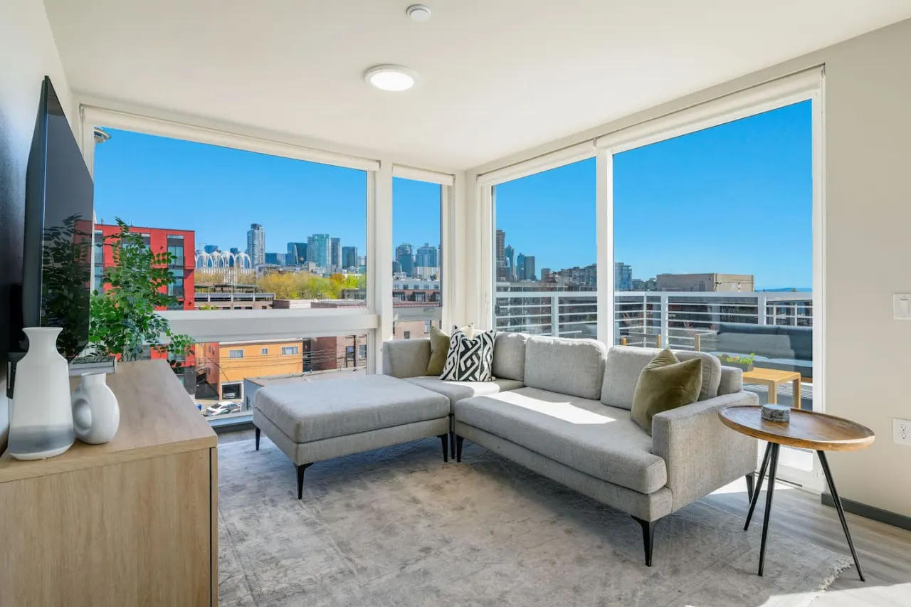 Penthouse 2BD Apt 360 Seattle Views! 5