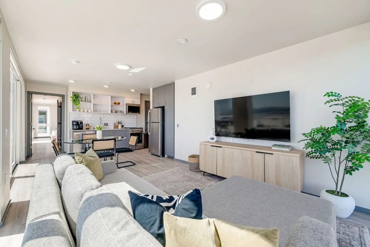 Penthouse 2BD Apt 360 Seattle Views! 7