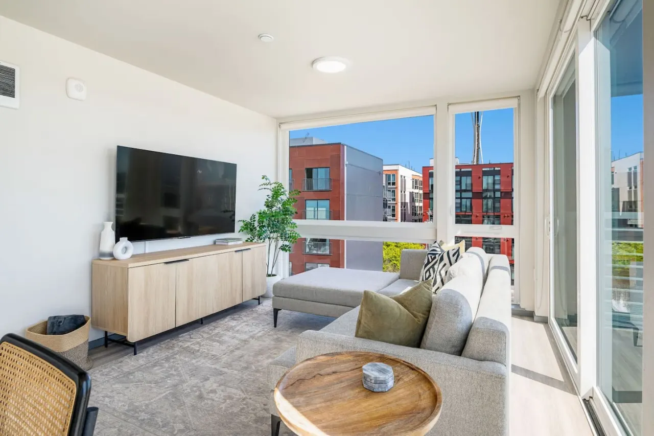 Penthouse 2BD Apt 360 Seattle Views! 8