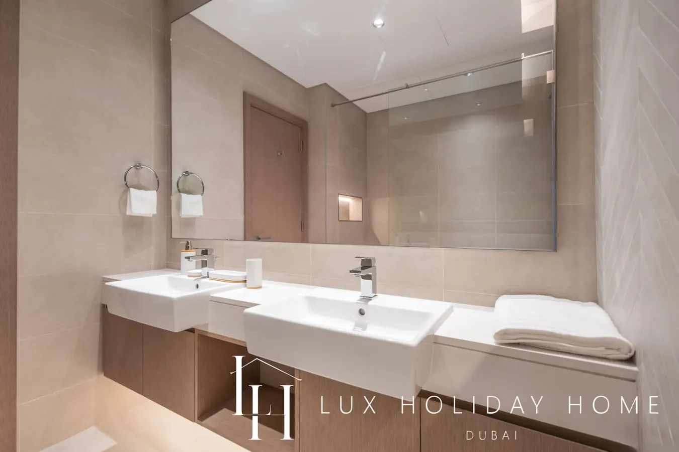 LUX The Burj Khalifa Lagoon View Suite 5 12