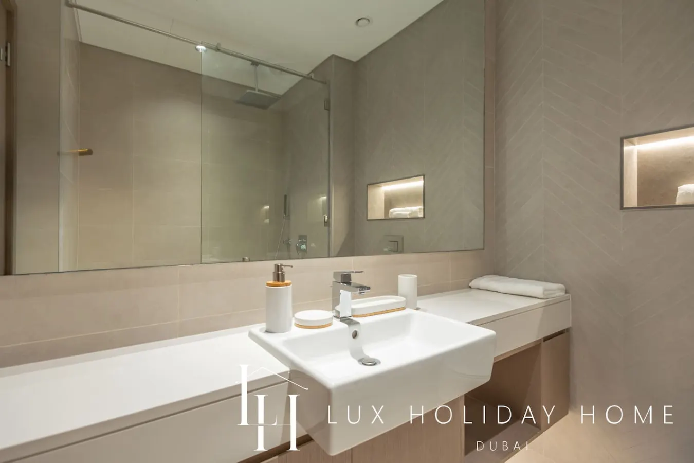 LUX The Burj Khalifa Lagoon View Suite 5 15