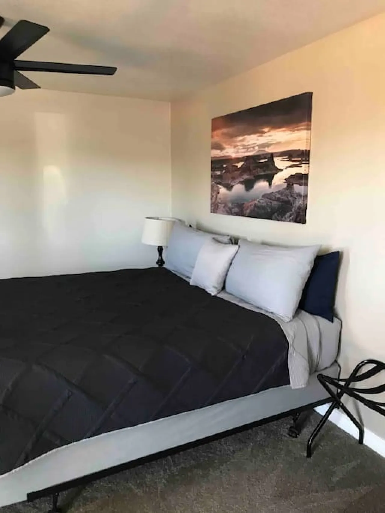 TDM #3 · Dam Motel #3 Charming King Bedroom