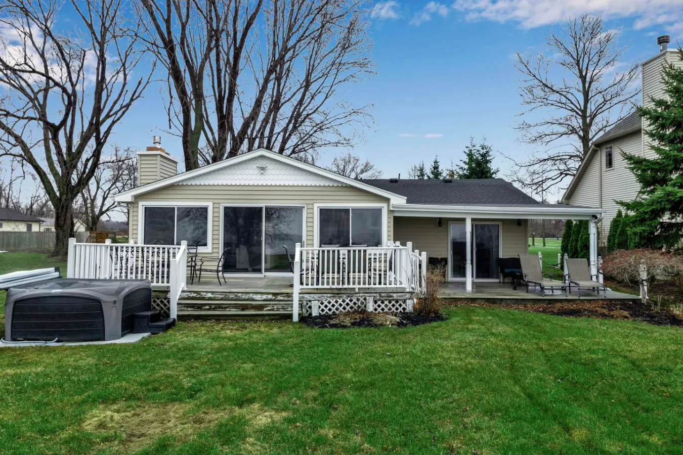 Lakefront Home- 5 Beds, Firepit + Sleeps 8