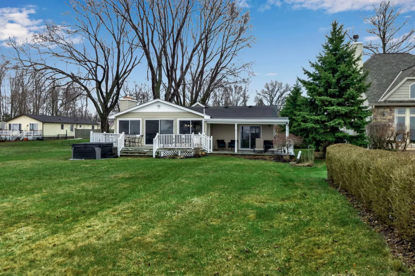 Lakefront Home- 5 Beds, Firepit + Sleeps 8 10
