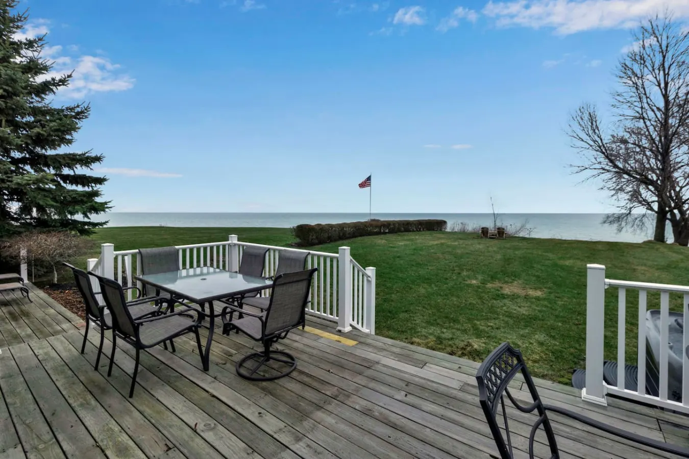 Lakefront Home- 5 Beds, Firepit + Sleeps 8 — photo 4