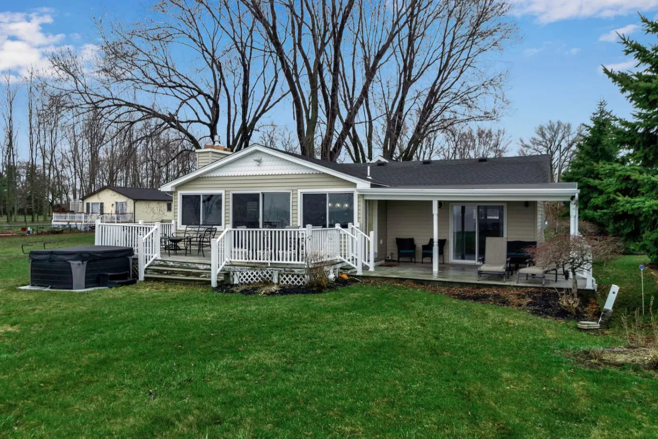 Lakefront Home- 5 Beds, Firepit + Sleeps 8 7