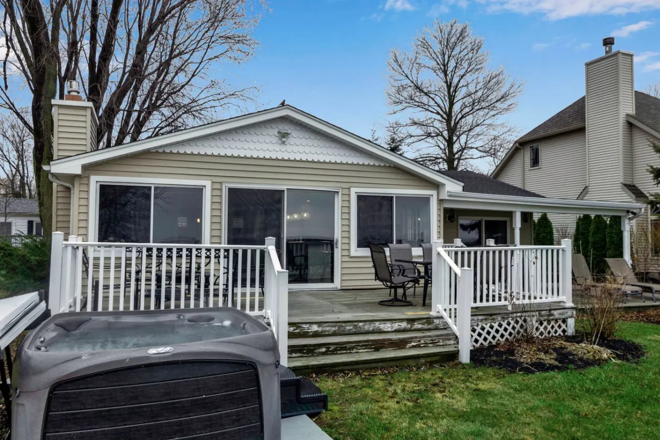 Lakefront Home- 5 Beds, Firepit + Sleeps 8 8