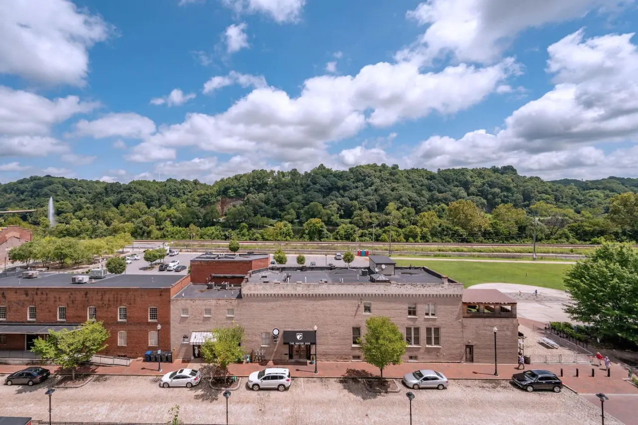 *Stylish 1BR Getaway w/ KING Bed + Patio + Wi-Fi 5