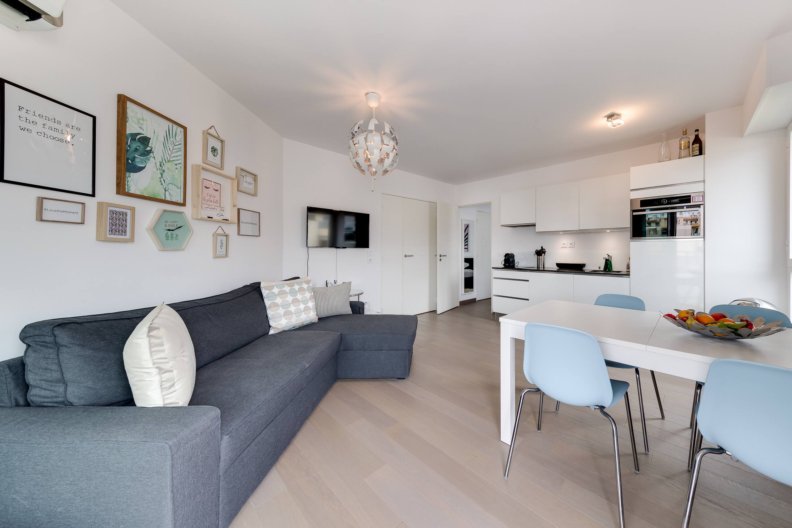 WALK TO THE OCEAN, stylish large 2BR with balcony — photo 4