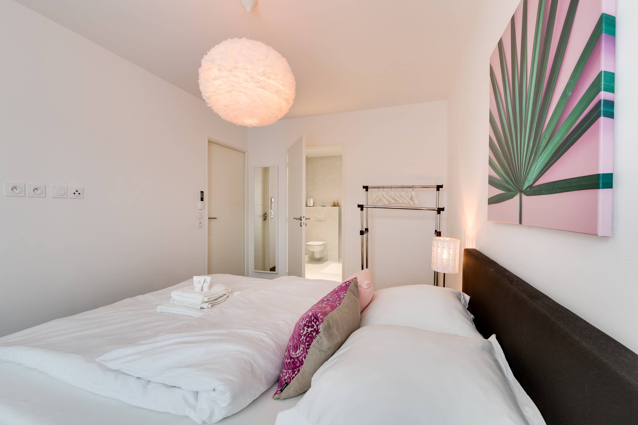 WALK TO THE OCEAN, stylish large 2BR with balcony 12