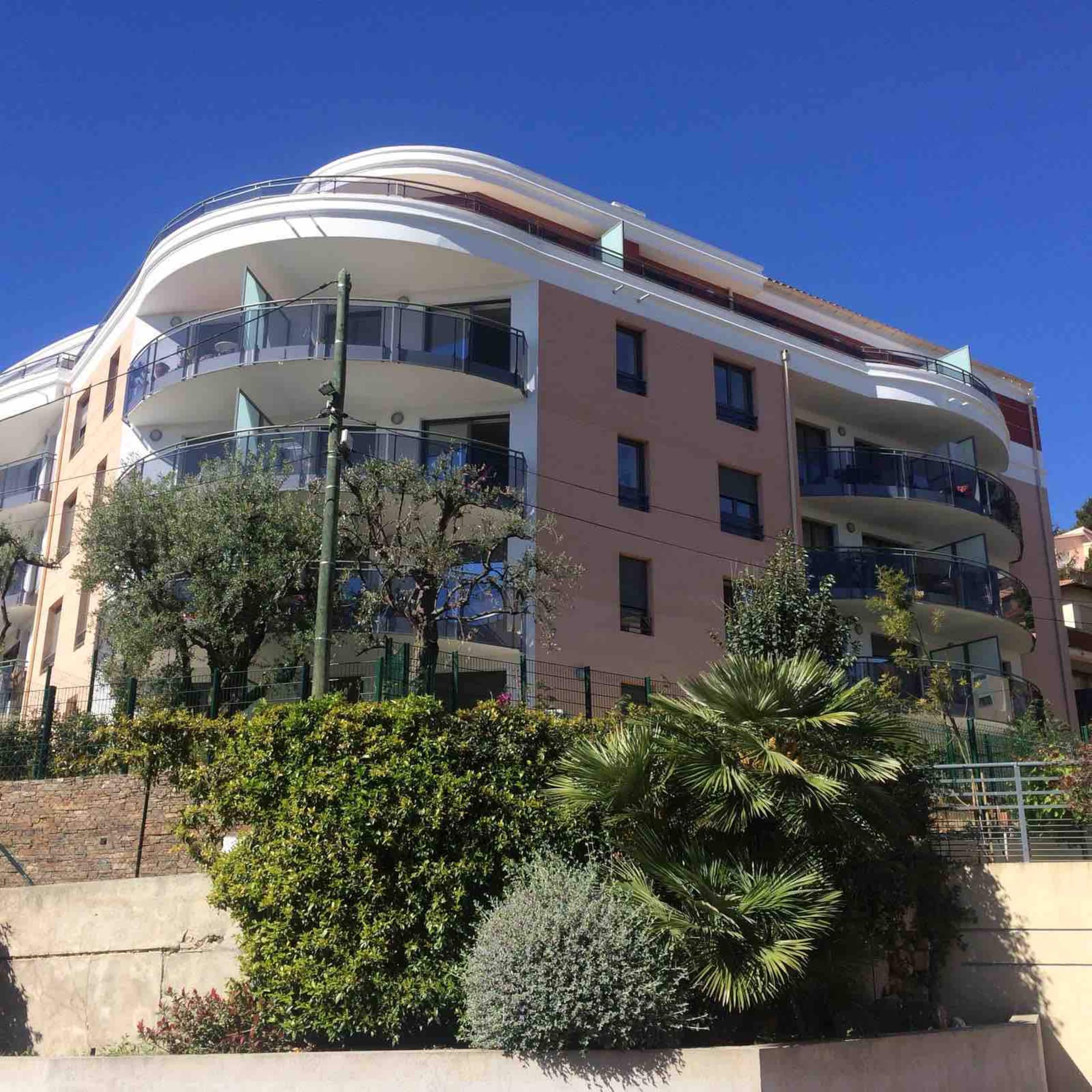 WALK TO THE OCEAN, stylish large 2BR with balcony 29