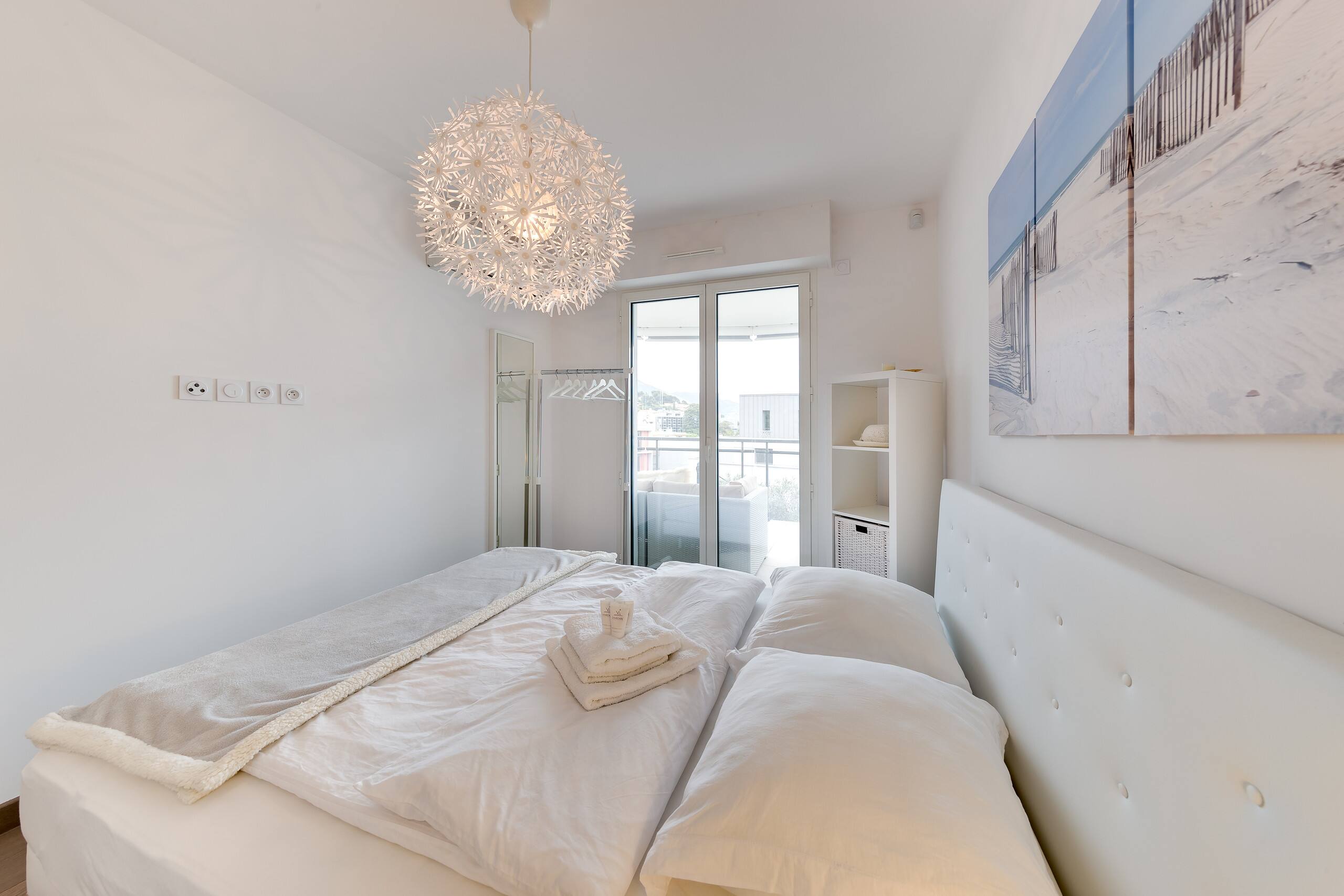 WALK TO THE OCEAN, stylish large 2BR with balcony 22