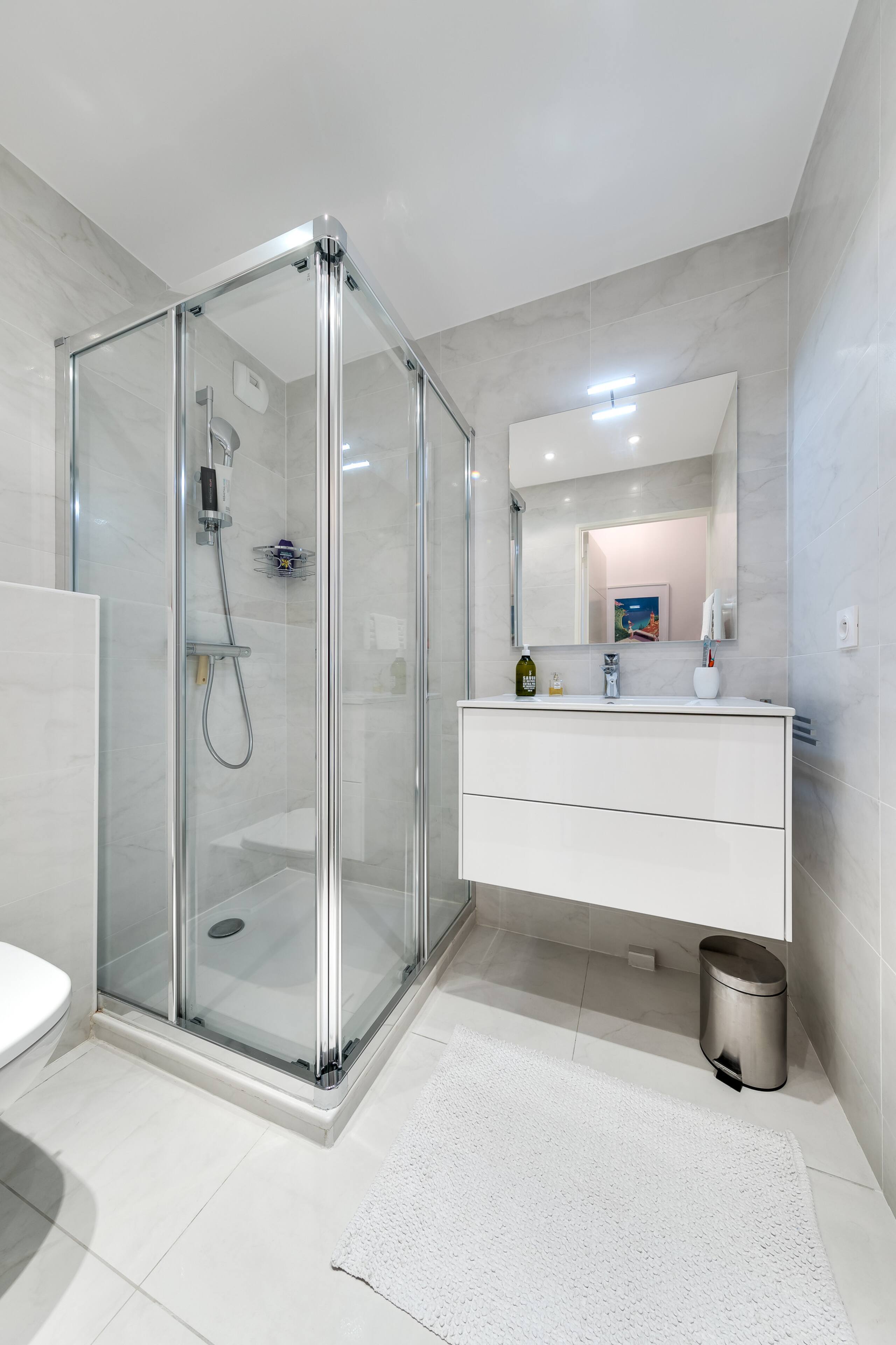 WALK TO THE OCEAN, stylish large 2BR with balcony 26