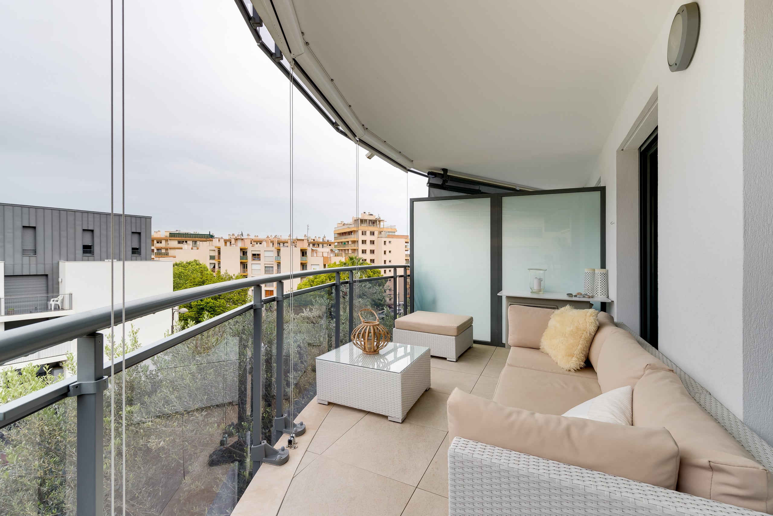 WALK TO THE OCEAN, stylish large 2BR with balcony — photo 2