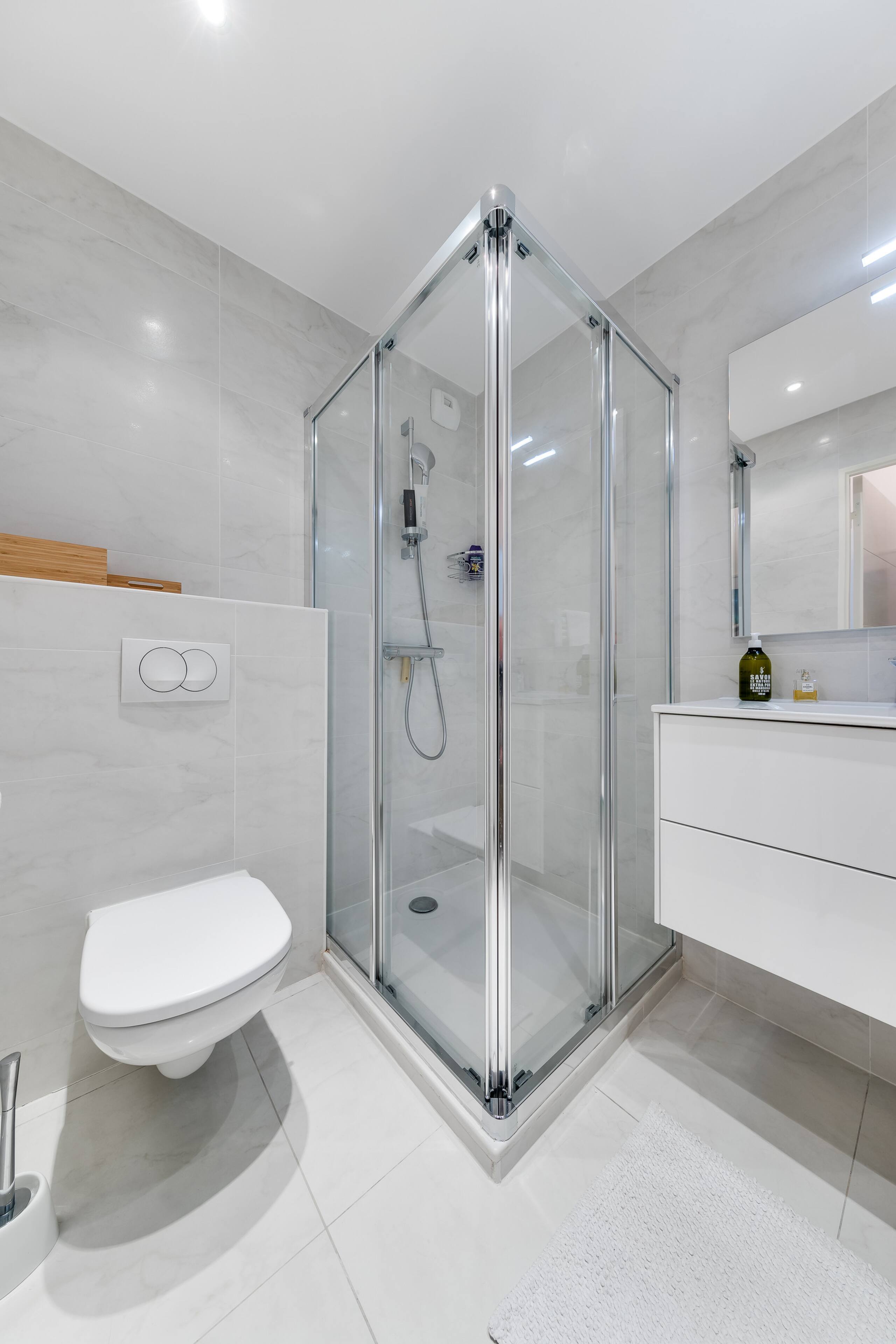 WALK TO THE OCEAN, stylish large 2BR with balcony 25