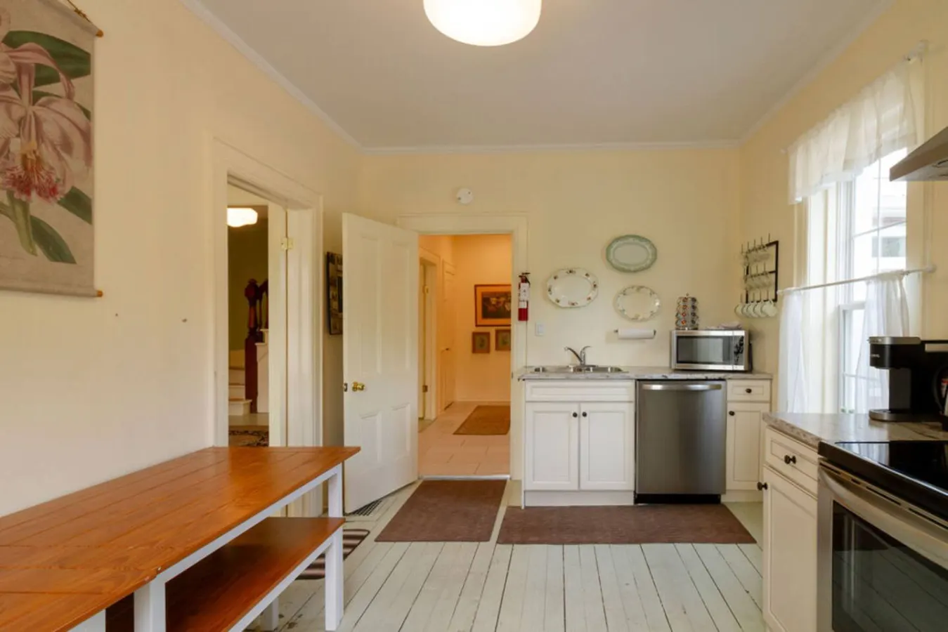 Central Picton Apartment, Sleeps 8; The Iron Horse-Sandbanks Pass 9