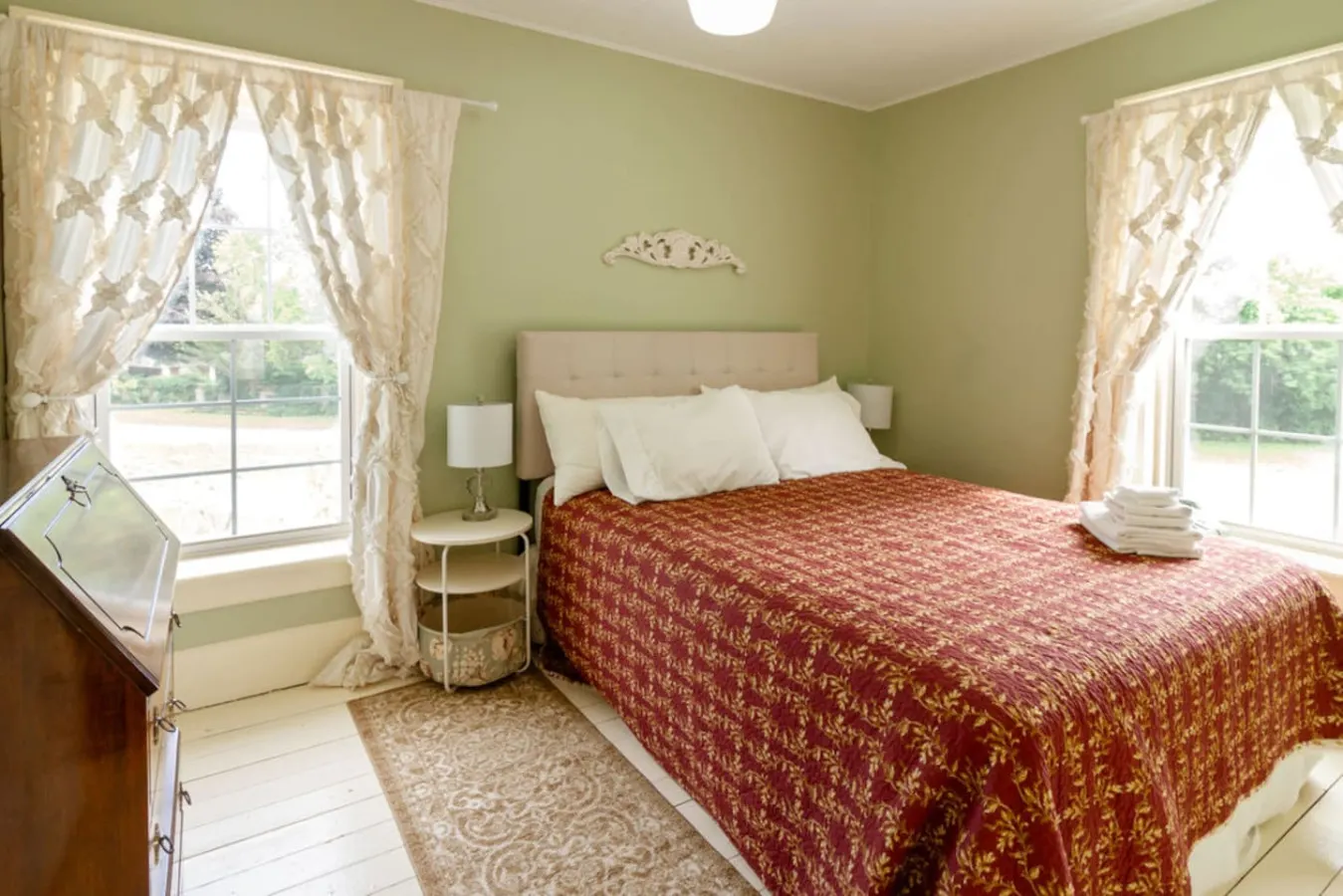 Central Picton Apartment, Sleeps 8; The Iron Horse-Sandbanks Pass 13