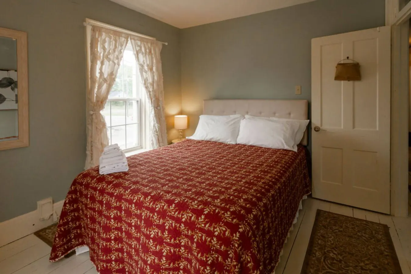 Central Picton Apartment, Sleeps 8; The Iron Horse-Sandbanks Pass 14