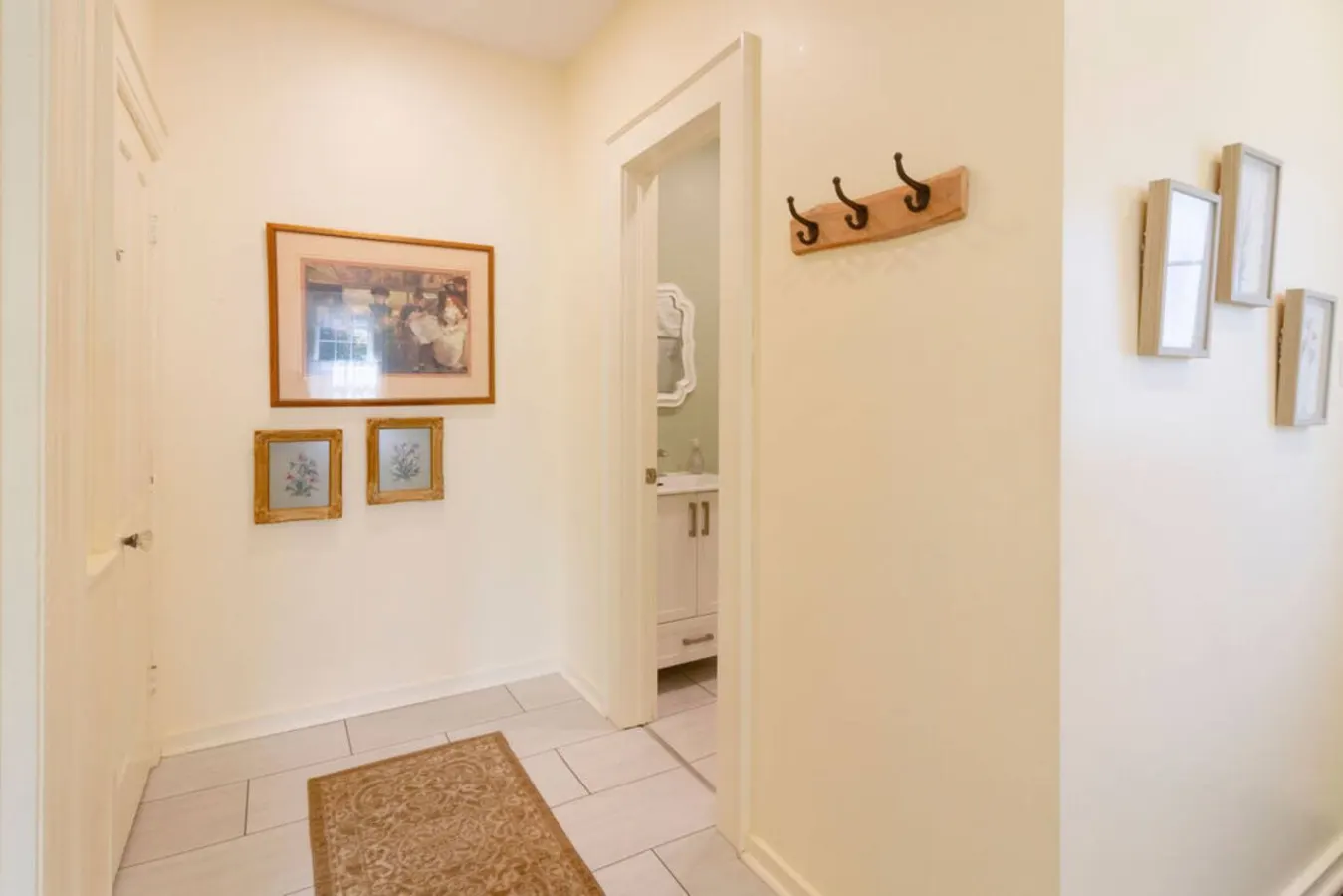 Central Picton Apartment, Sleeps 8; The Iron Horse-Sandbanks Pass 15