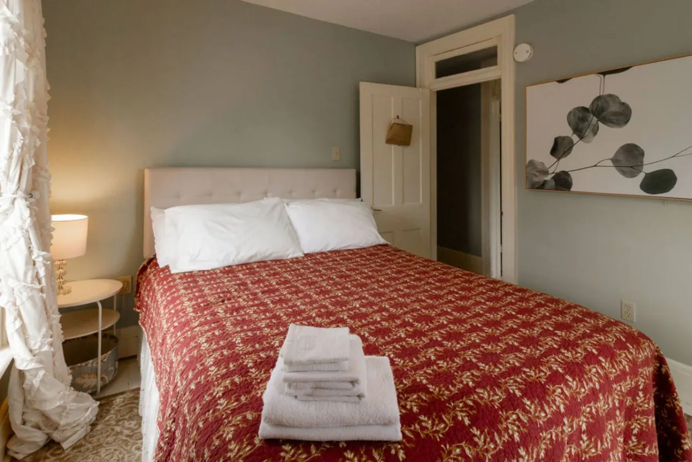Central Picton Apartment, Sleeps 8; The Iron Horse-Sandbanks Pass 17
