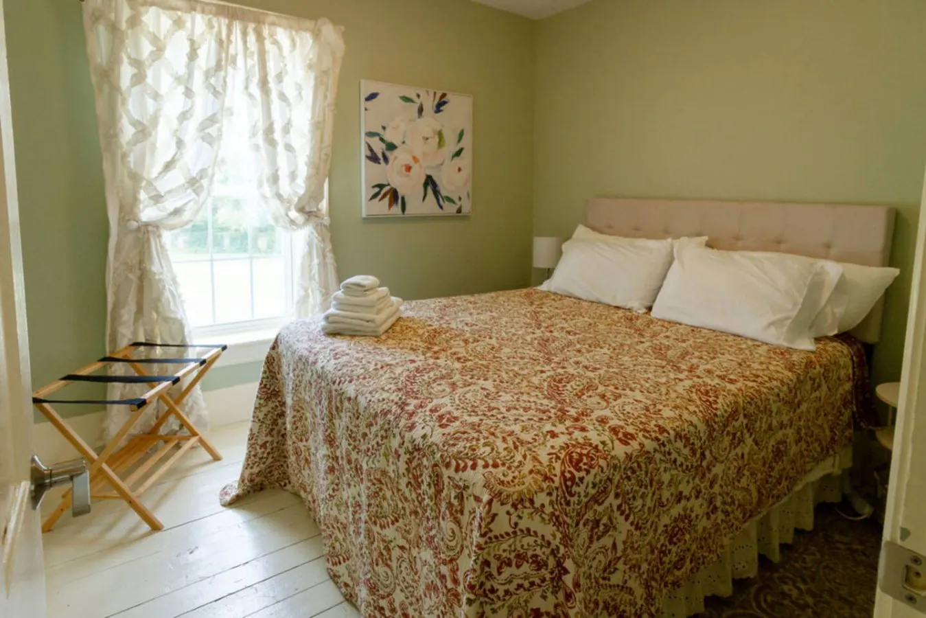 Central Picton Apartment, Sleeps 8; The Iron Horse-Sandbanks Pass 18