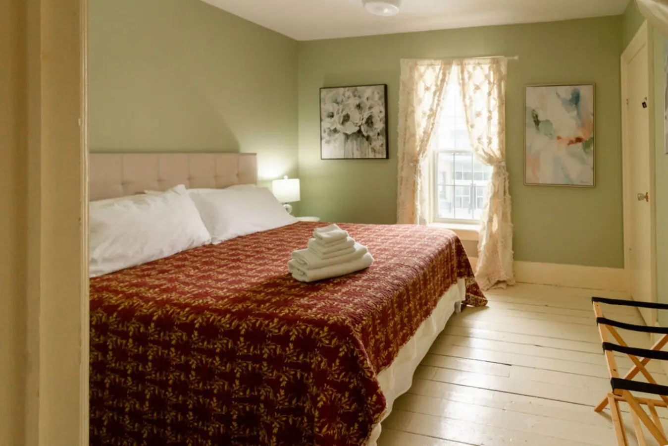 Central Picton Apartment, Sleeps 8; The Iron Horse-Sandbanks Pass 20