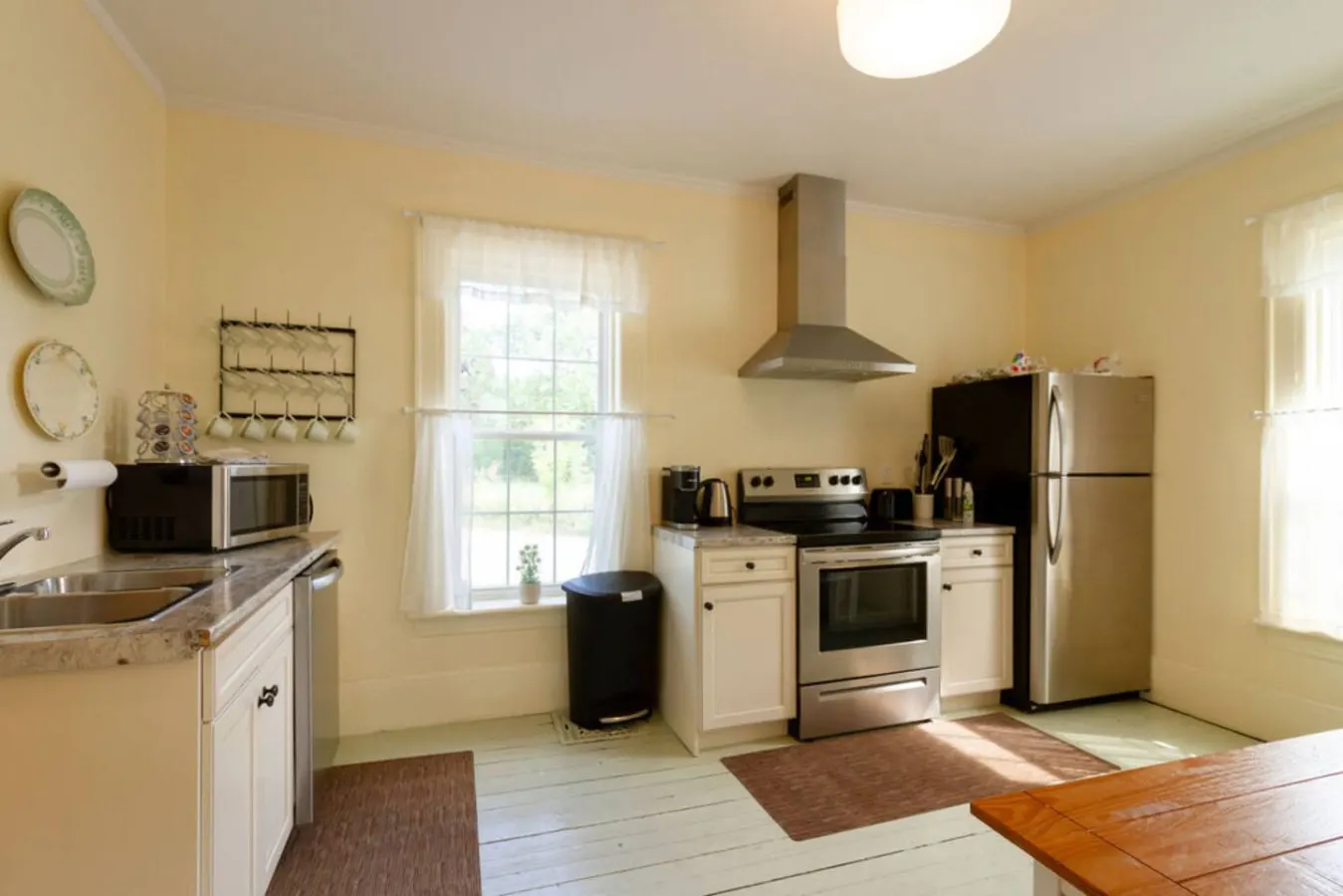 Central Picton Apartment, Sleeps 8; The Iron Horse-Sandbanks Pass — photo 5