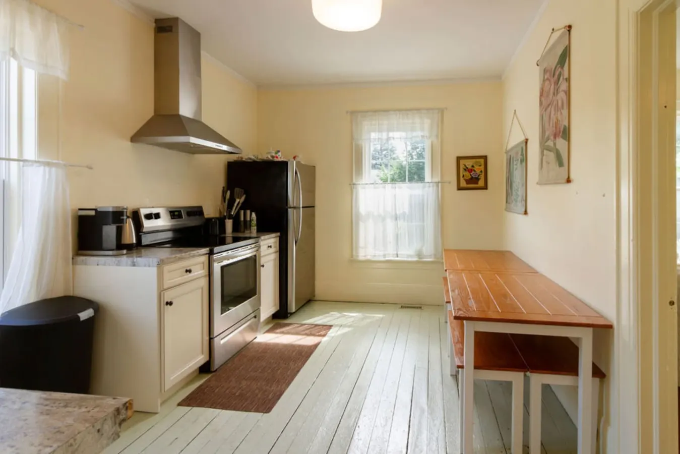 Central Picton Apartment, Sleeps 8; The Iron Horse-Sandbanks Pass 8