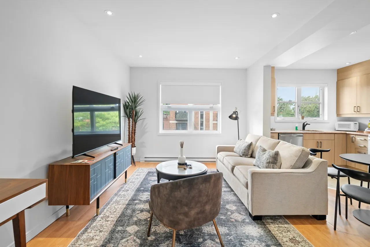 Little Italy - Trendy 2-Bedroom Haven by Jean Talon Market - Unit 4 1