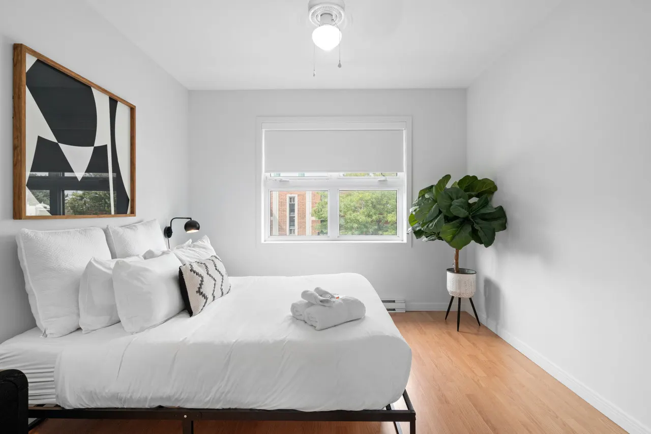 Little Italy - Trendy 2-Bedroom Haven by Jean Talon Market - Unit 4 9