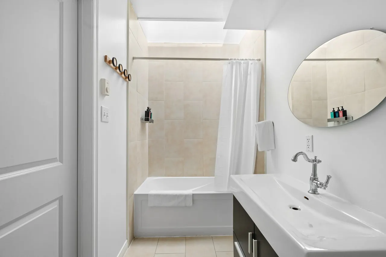 Little Italy - Trendy 2-Bedroom Haven by Jean Talon Market - Unit 4 13