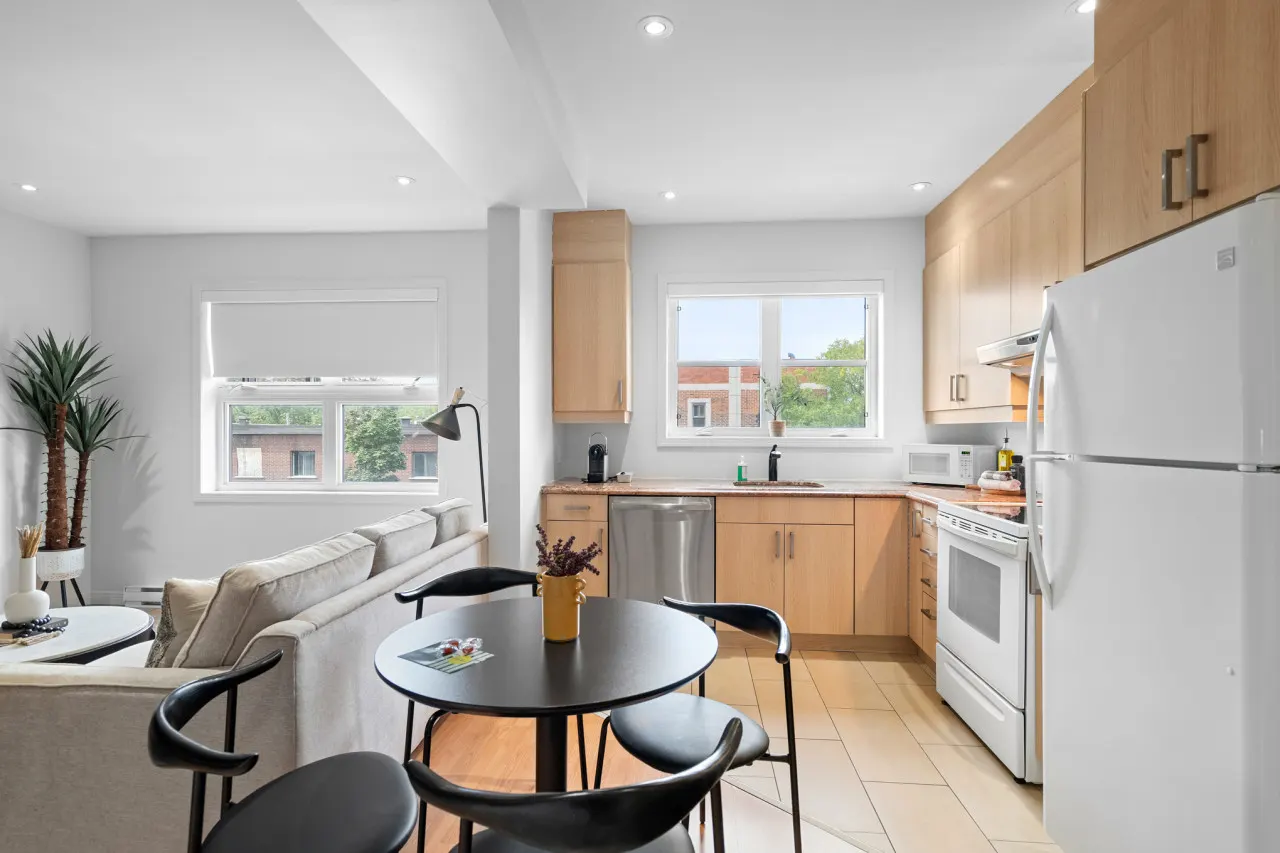 Little Italy - Trendy 2-Bedroom Haven by Jean Talon Market - Unit 4 6