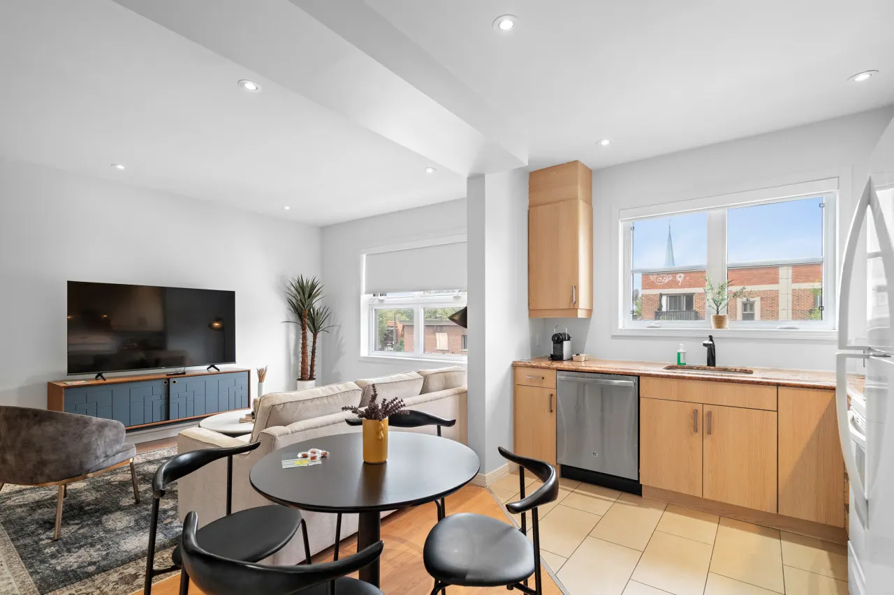 Little Italy - Trendy 2-Bedroom Haven by Jean Talon Market - Unit 4 7