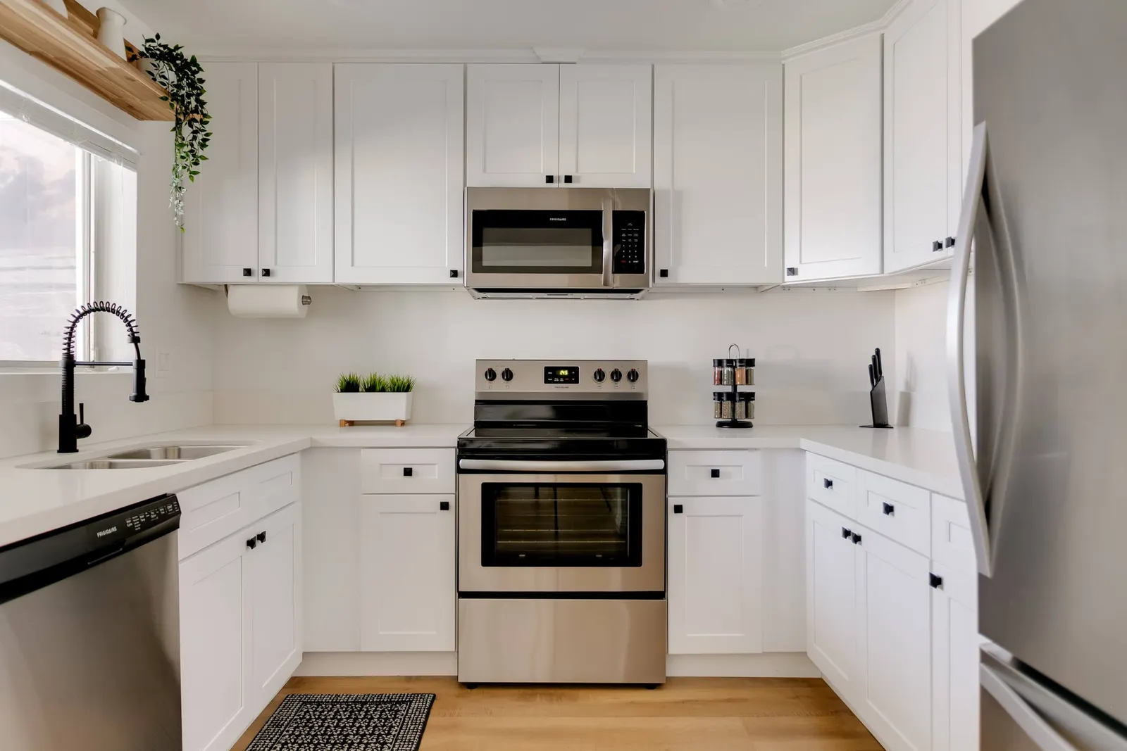 Sophisticated Long Beach Suite with Garage Parking — photo 2