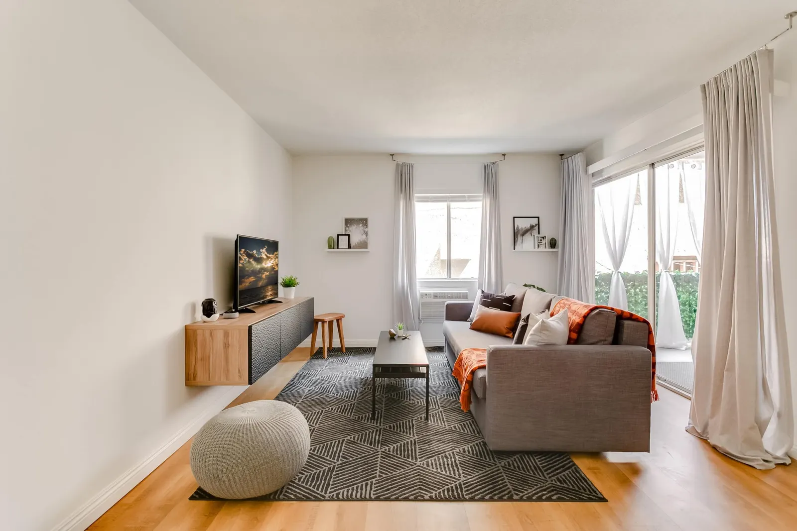 Sophisticated Long Beach Suite with Garage Parking — photo 3