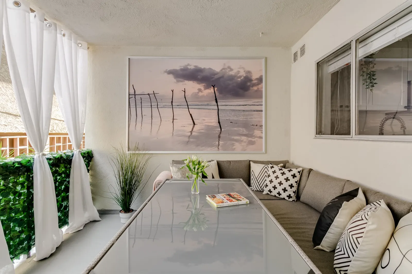 Sophisticated Long Beach Suite with Garage Parking — photo 4