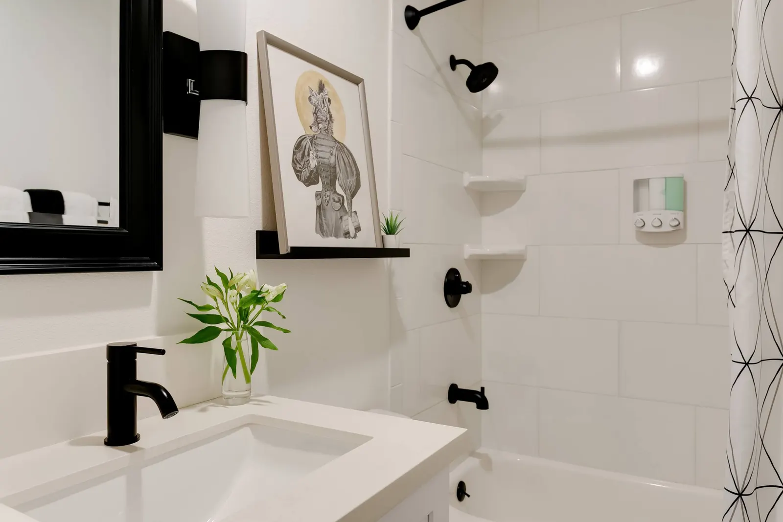 Sophisticated Long Beach Suite with Garage Parking — photo 5
