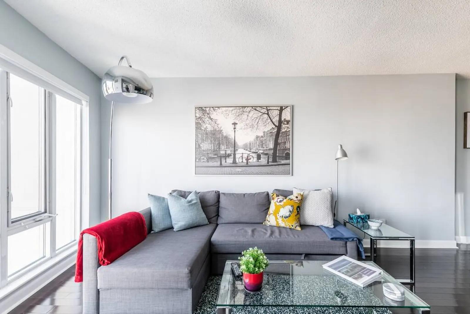 Urban Stay 1BR King Bed Sleeps 4 Parking 2