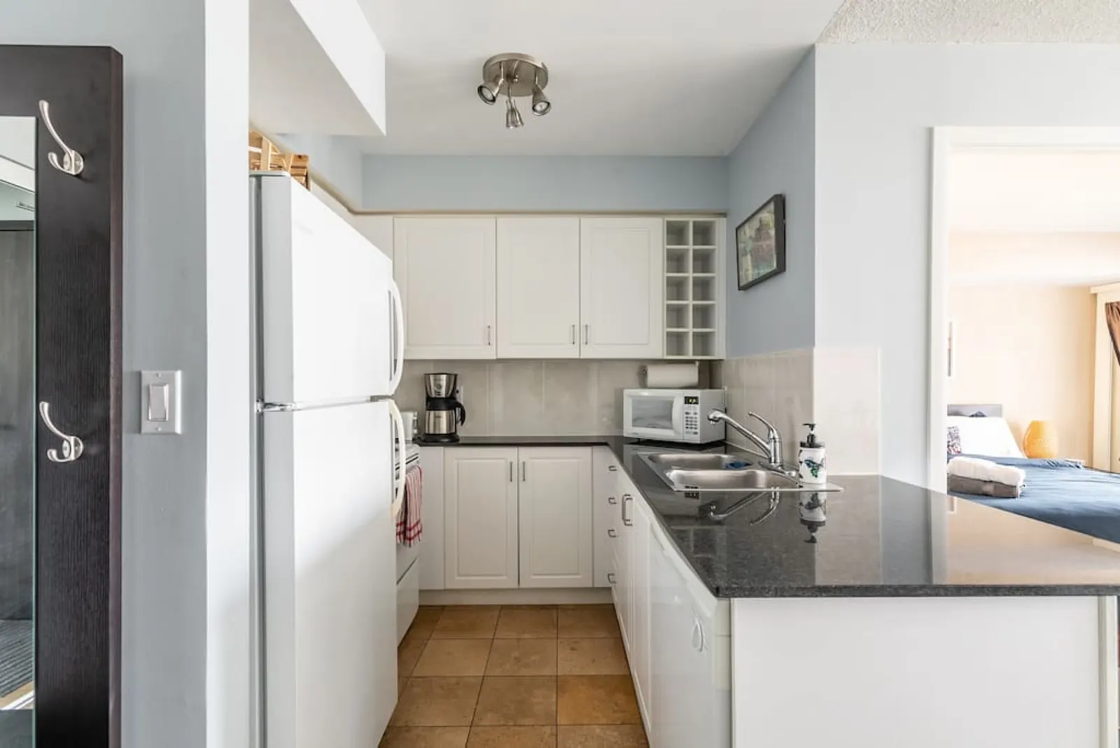 Urban Stay 1BR King Bed Sleeps 4 Parking 9