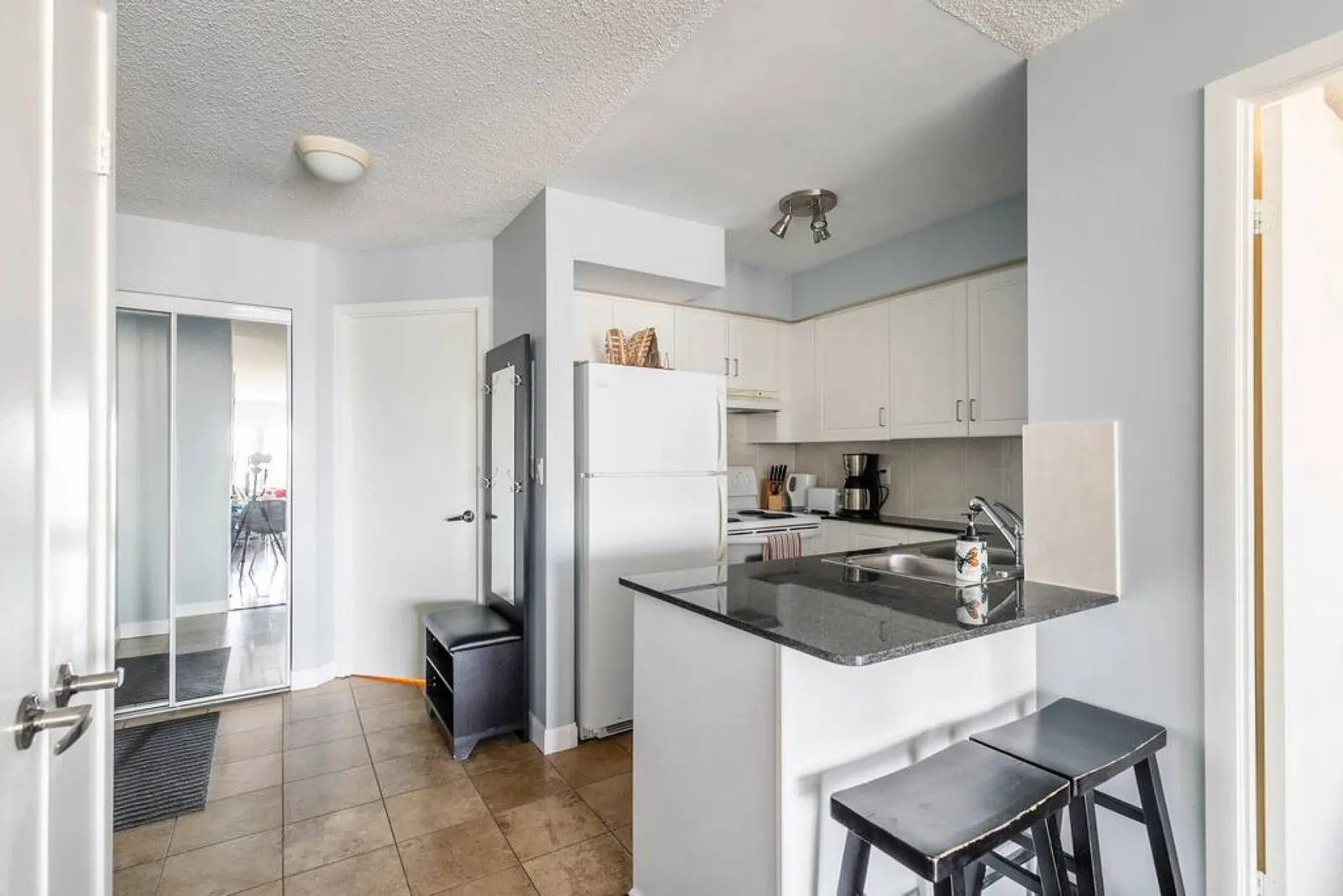 Urban Stay 1BR King Bed Sleeps 4 Parking 10